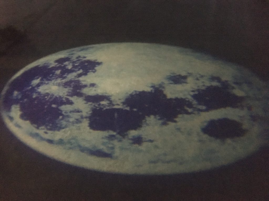 地面に映し出された月面のライトアップ