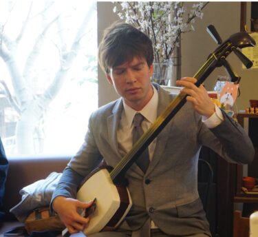 魂を揺さぶり響く津軽三味線の音色！日本の伝統文化を今に伝えるアメリカ人男性の正体は？【横浜市】